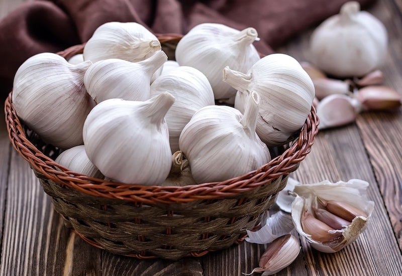 white garlic cloves in basket - Fresh Bazarpt